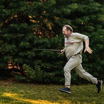 Martin Stránský jako slavný, ale velmi svérázný spisovatel Abel Znorko ve filmu Léčivé účinky sebeklamu (2026). 