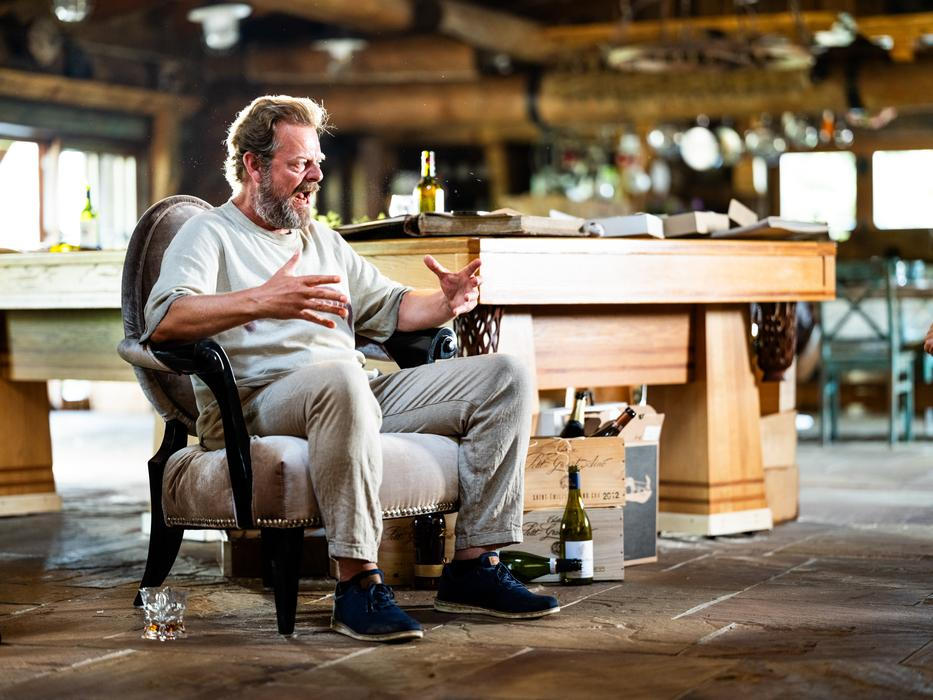 Martin Stránský jako spisovatel Abel Znorko ve filmu Léčivé účinky sebeklamu (2026). 