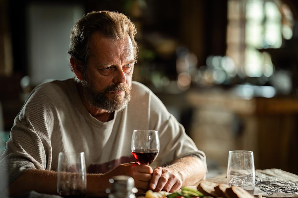 Martin Stránský jako samotářský spisovatel Abel Znorko ve filmu Léčivé účinky sebeklamu (2026). 