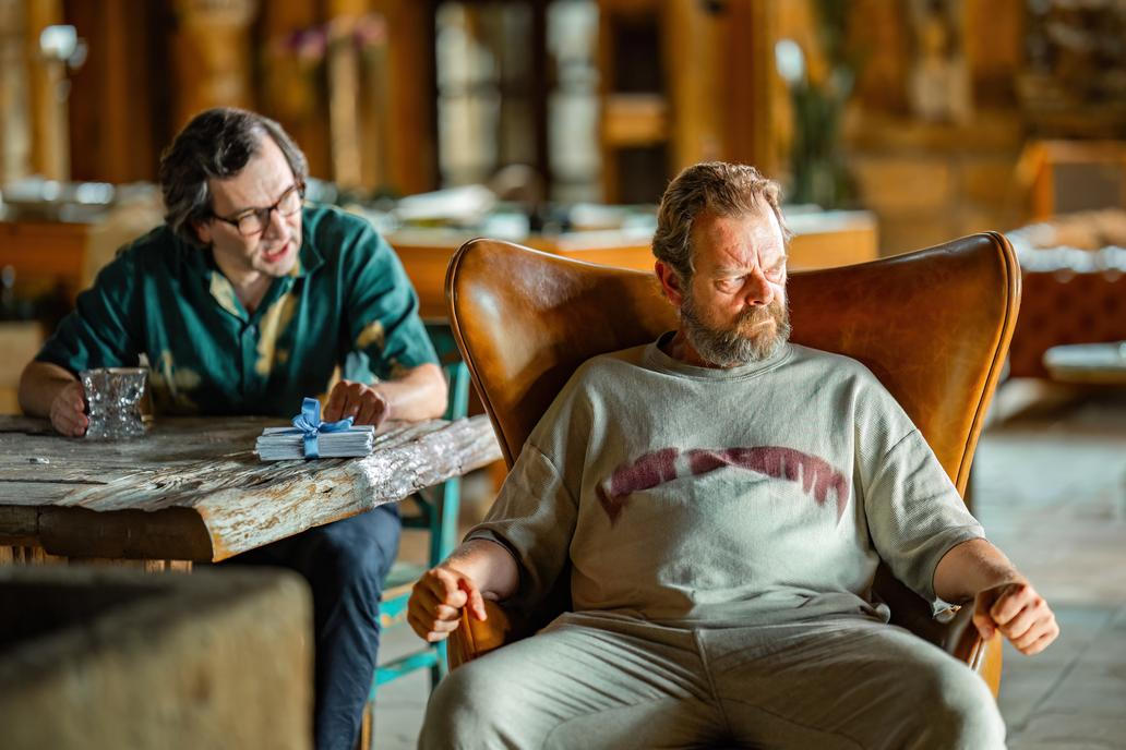 Martin Stránský jako spisovatel Abel Znorko a Ondřej Sokol v roli údajného novináře Nicolase Goberta ve filmu Léčivé účinky sebeklamu (2026). 