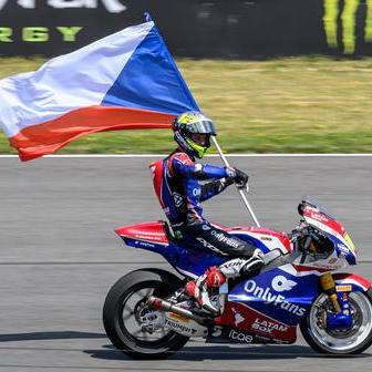 Filip Salač slaví třetí místo v závodě Moto2 v rámci VC České republiky v Brně 2026.