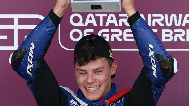 Filip Salač slaví vítězství ve VC Británie třídy Moto2