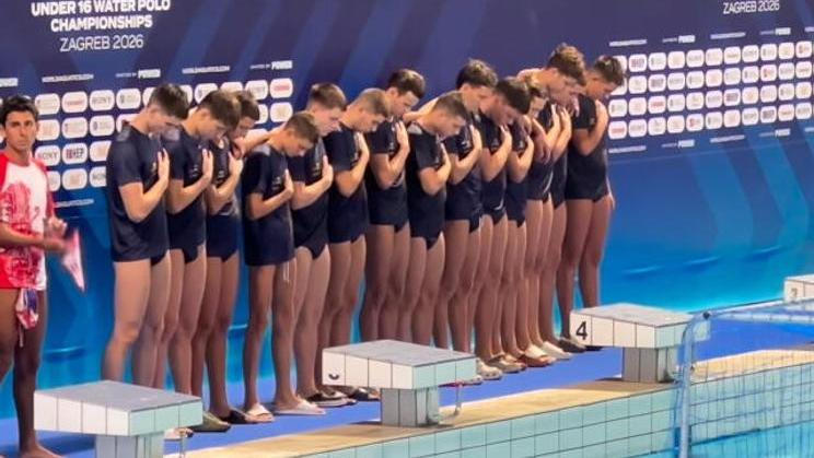 Skloněné hlavy reprezentantů Černé Hory při hymně na MS vodních pólistů do 16 let