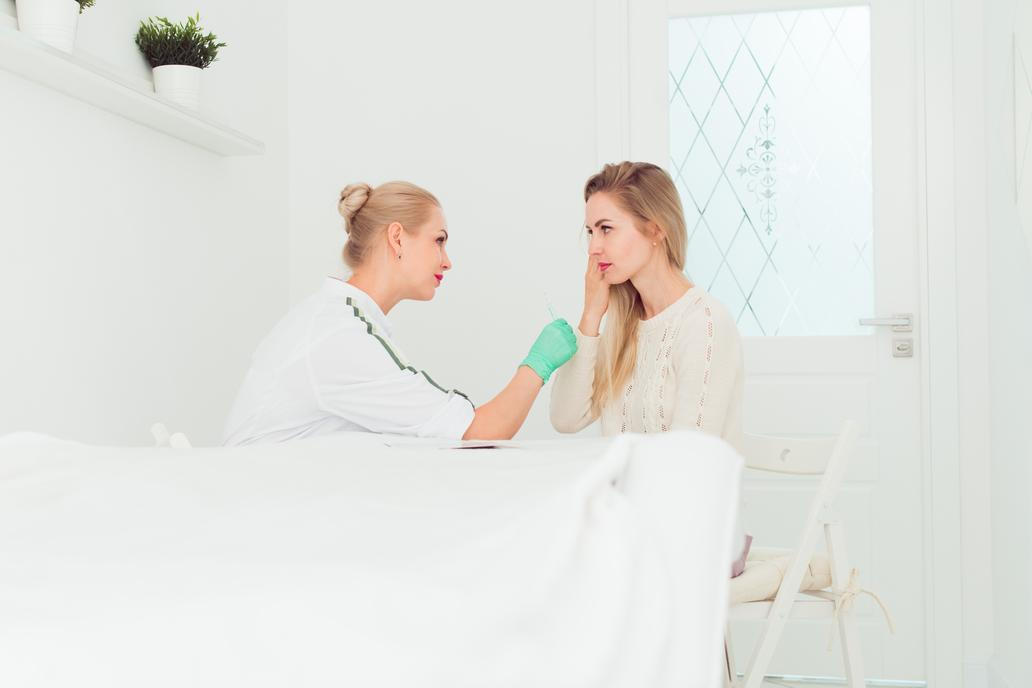 Než se pustíte do „domácí operace“, zajděte na konzultaci k dermatologovi, který výrůstek posoudí. Fibromy