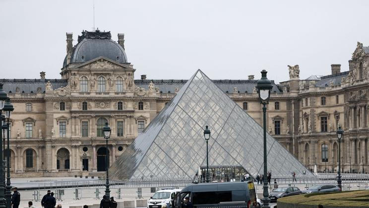 Francie, Paříž, Louvre, muzeum, loupež
