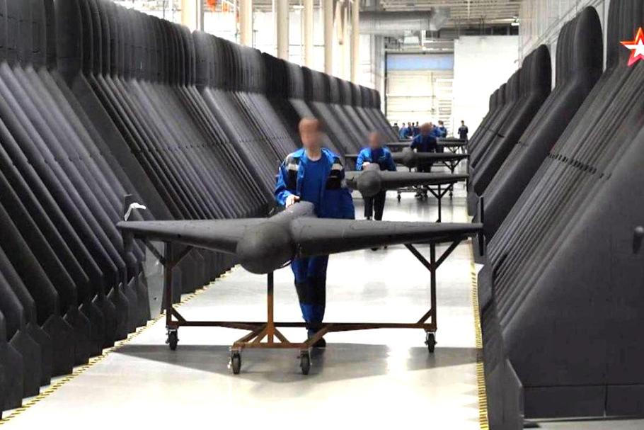 Řady matně černých dronů typu Šáhid lemují chodby výrobního závodu v ruské Jelabuze.