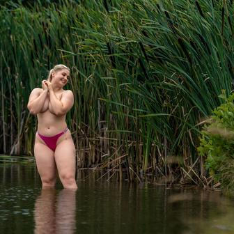 Fotografové se v průběhu let často měnily. Nyní se Švecovou pravidelně spolupracuje olomoucký Eduard Goričev. 