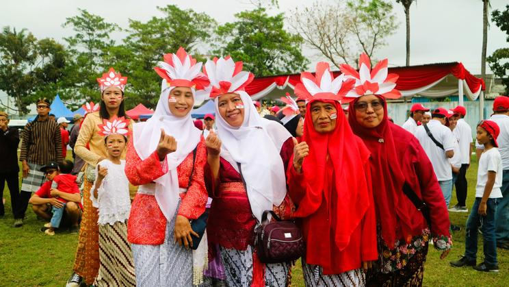Malang,,August,12,,2024.,Indonesian,People,Wearing,Red,Shirts,While
