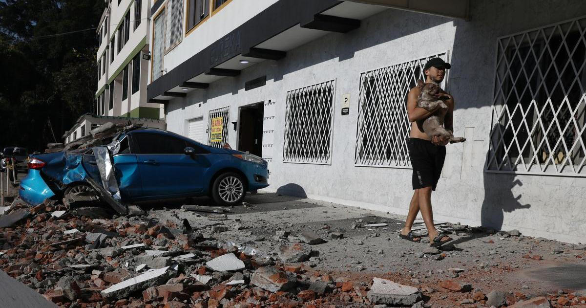 Kolumbii zasáhlo zemětřesení o síle 7,4 stupně, záběry ukazují bortící se katedrálu