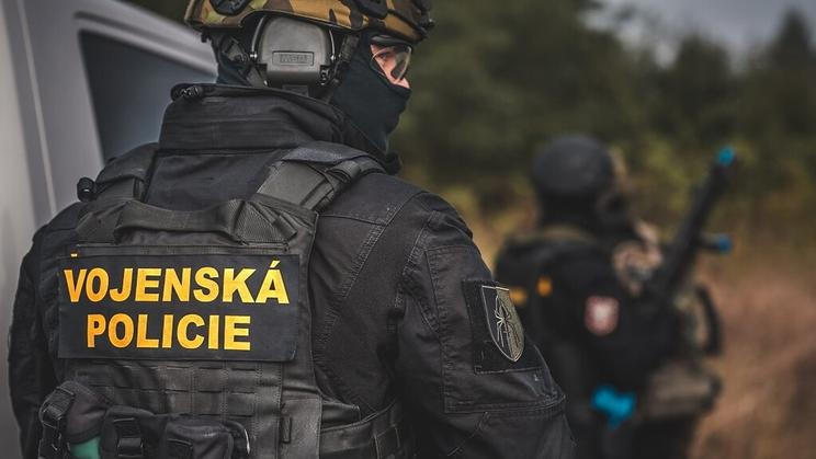 Bezpilotní prostředky  vyráběné malou americkou společností Easy Aerial si pro své pyrotechniky chtěla pořídit Vojenská policie. Obrana ale nejednala přímo s výrobcem, miliony naposílala česko-izraelskému zprostředkovateli. Ten pak skončil v insolvenci.