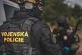 Bezpilotní prostředky  vyráběné malou americkou společností Easy Aerial si pro své pyrotechniky chtěla pořídit Vojenská policie. Obrana ale nejednala přímo s výrobcem, miliony naposílala česko-izraelskému zprostředkovateli. Ten pak skončil v insolvenci.