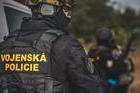 Bezpilotní prostředky  vyráběné malou americkou společností Easy Aerial si pro své pyrotechniky chtěla pořídit Vojenská policie. Obrana ale nejednala přímo s výrobcem, miliony naposílala česko-izraelskému zprostředkovateli. Ten pak skončil v insolvenci.