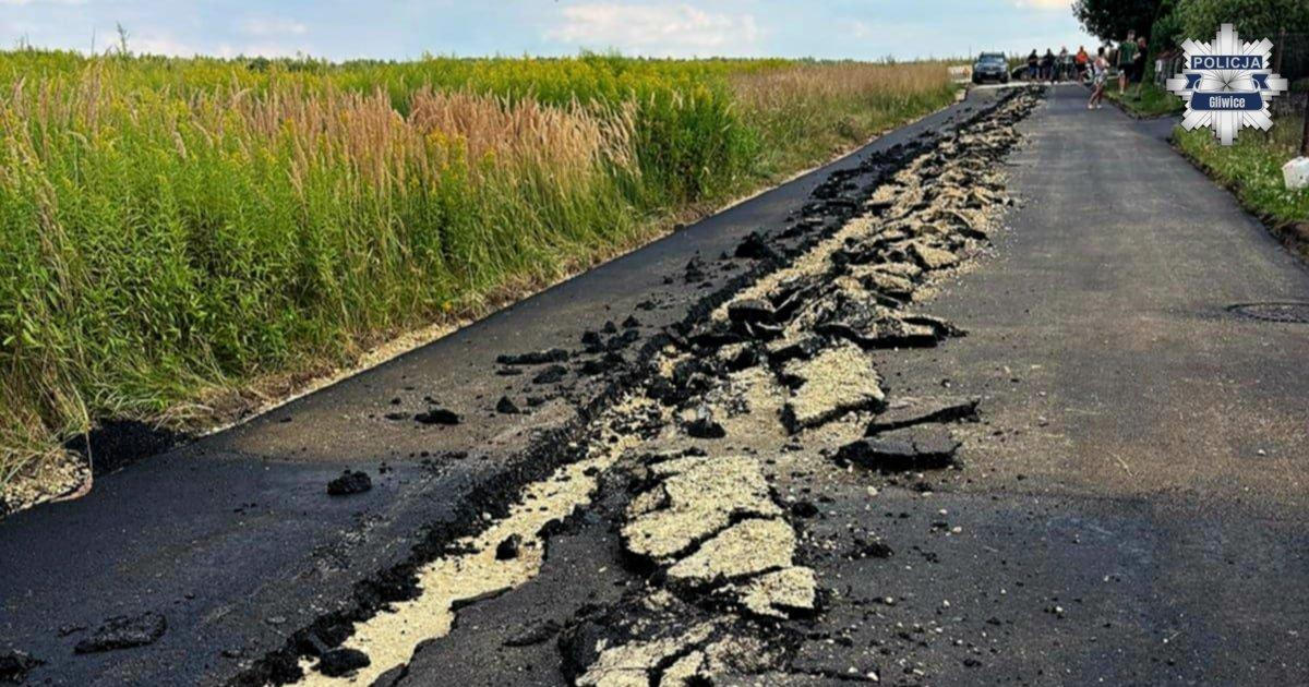 Rozzuřený traktorista rozoral novou silnici. Pokračovat chtěl i po zadržení
