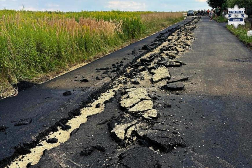 Rozzuřený traktorista rozoral novou silnici. Pokračovat chtěl i po zadržení
