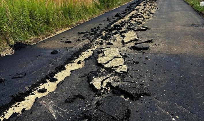Rozbitá silnice po řádění traktoristy v polských Hlivicích.