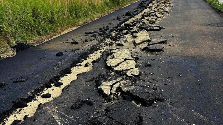 Rozbitá silnice po řádění traktoristy v polských Hlivicích.