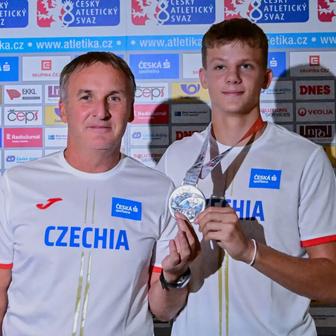 Trenér Jiří Couf a Michal Rada po MS juniorů 2024 v Limě, kde Rada vybojoval stříbro.