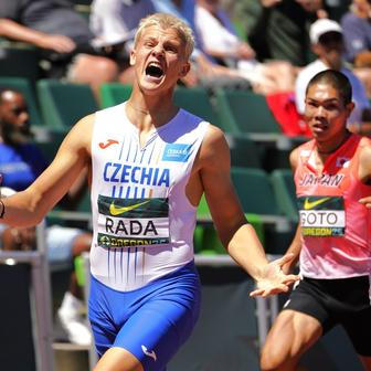Michal Rada vítězí v závodě 400 metrů překážek na MS juniorů 2026 v Eugene.
