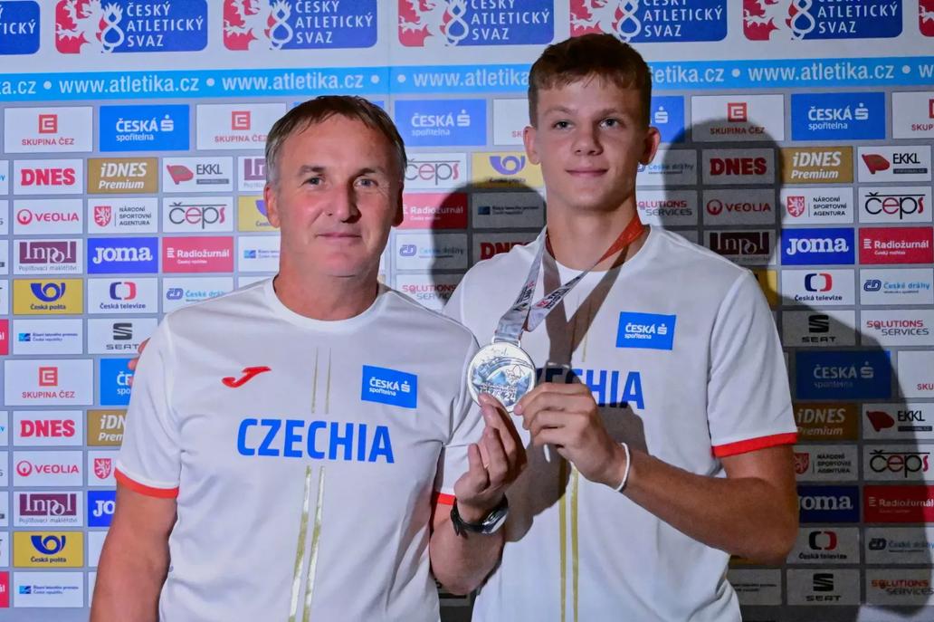 Trenér Jiří Couf a Michal Rada po MS juniorů 2024 v Limě, kde Rada vybojoval stříbro.
