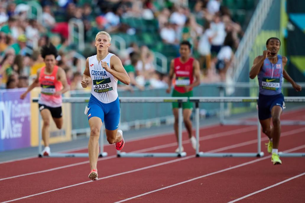 Michal Rada v závodě 400 metrů překážek na MS juniorů 2026 v Eugene