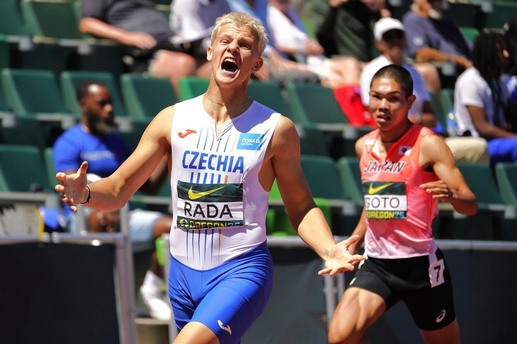 Michal Rada vítězí v závodě 400 metrů překážek na MS juniorů 2026 v Eugene.