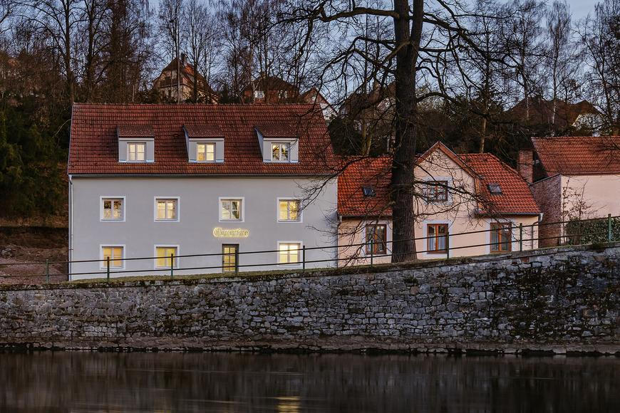 Koupila chátrající dům na břehu Vltavy. Proměna za 25 milionů vyráží dech