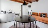 V interiéru jsou vypínače a zásuvky značky Ceramic Home\www.ceramichome.cz