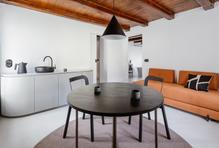 V interiéru jsou vypínače a zásuvky značky Ceramic Home\www.ceramichome.cz