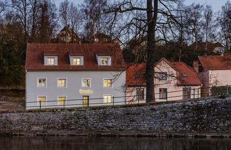 Penzion Clementine House, usazený na břehu Vltavy v Českém Krumlově, je vnitřním světem, který nabízí přirozené místo k odpočinku a vybízí ke zpomalení. 