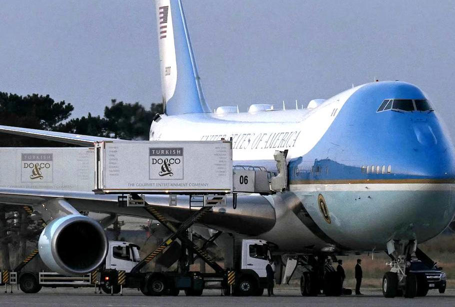 Ankara, Turecko: Cateringový vůz parkuje vedle staršího letounu Air Force One před odletem z letiště Esenboğa 8. července.