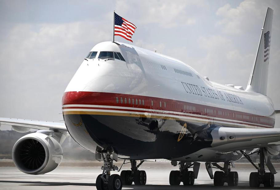 Ankara, Turecko: Nový letoun VC-25B „Bridge“, určený k používání jako Air Force One, přiváží Donalda Trumpa do Turecka 7. července.