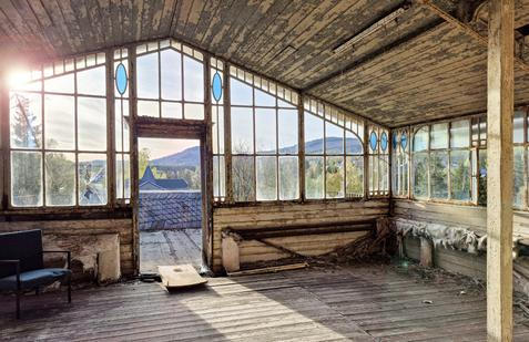 Bývalý lázeňský hotel se nachází v pohoří Harz nedaleko hory Brocken.