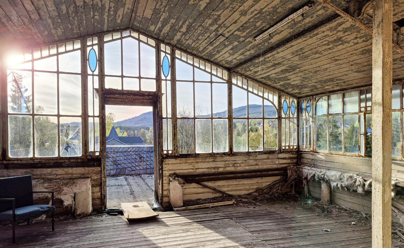 Bývalý lázeňský hotel se nachází v pohoří Harz nedaleko hory Brocken.