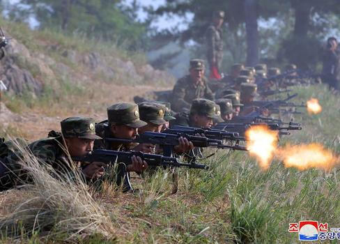 Videa natočená na dalekém východě Ruska ukazují severokorejské vojáky, jak fasují ruskou výbavu