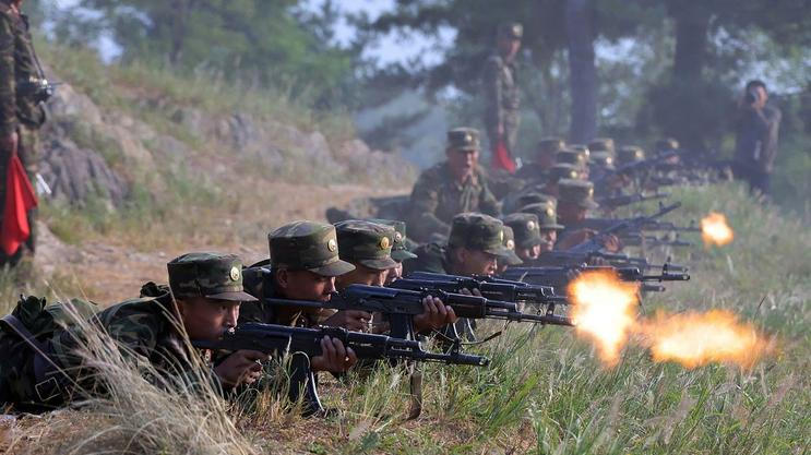 Videa natočená na dalekém východě Ruska ukazují severokorejské vojáky, jak fasují ruskou výbavu