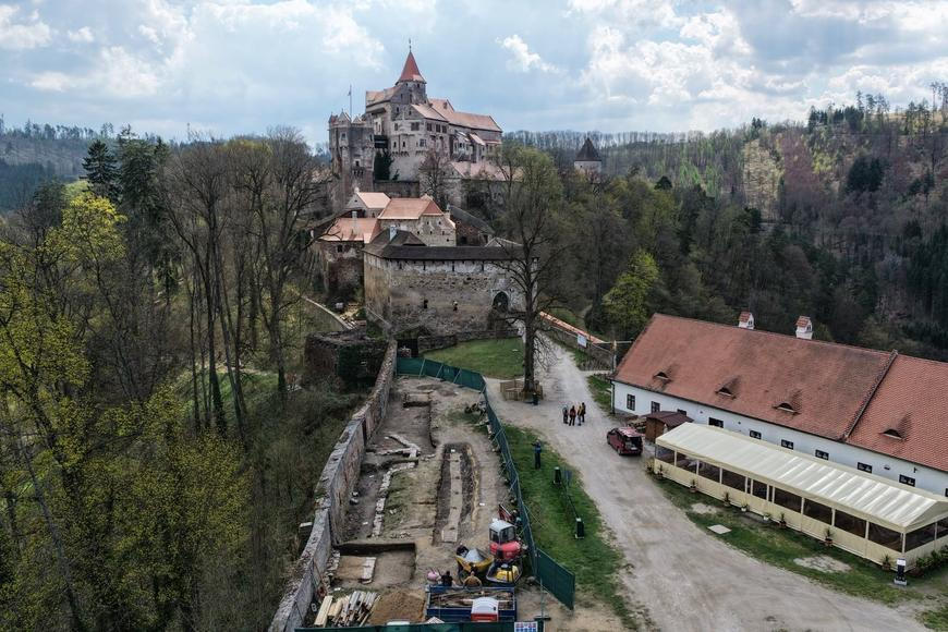Obléhání Pernštejna je výmysl, odsoudili historici kroniku. Teď na hradě našli důkaz