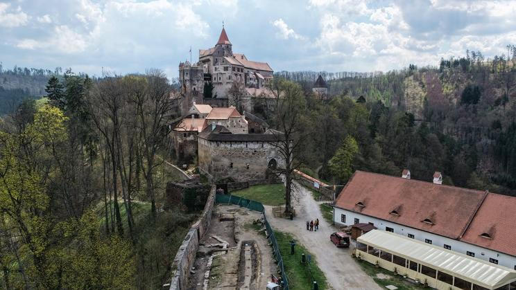 Při výzkumu na 1. předhradí hradu Pernštejn našli archeologové více než 60 zlomků kamenných dělových koulí, které dokládají dosud neznámé obléhání hradu patrně v 15. století.
