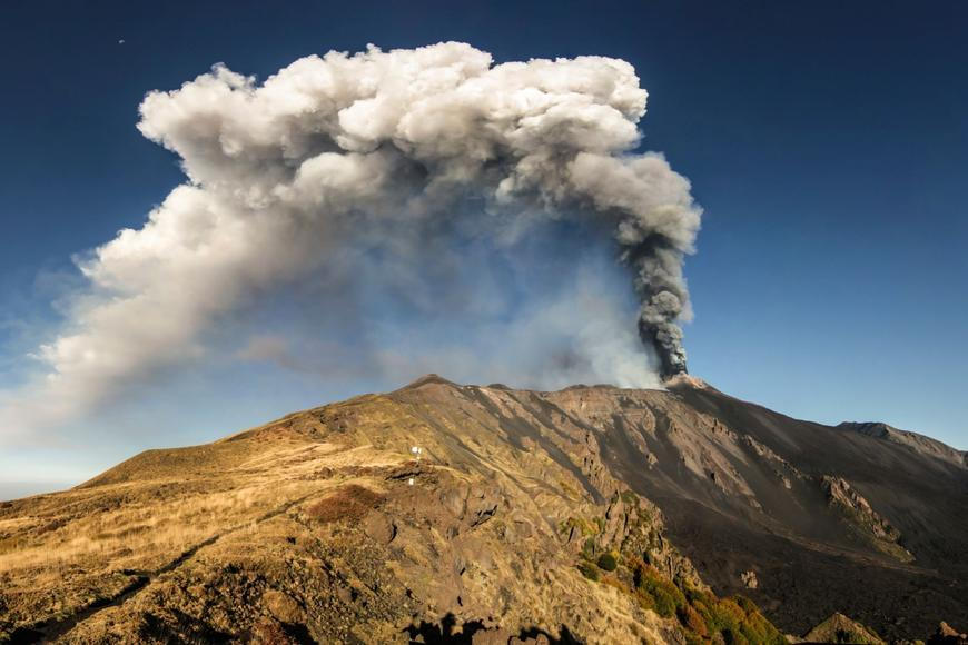 Etna zlobí, letiště v Katánii funguje omezeně. Létají sem i spoje z Prahy