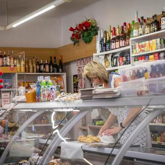 Milujete staré dobré cukrárny, kde koupíte i lahvinku griotky, bonboniéru a dobrý čaj? Pak jste u Dašků na správném místě!