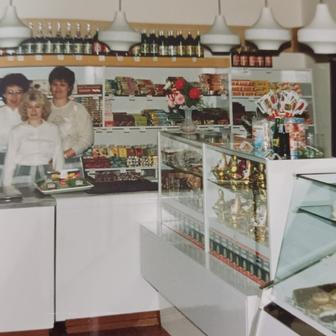 Snímek rodiny Daškových ze znovuotevření cukrárny 8. dubna 1992.