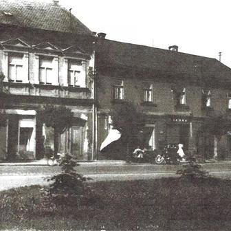 Dům čp. 58 v Chlumci nad Cidlinou historicky patřil rodině Fibigerových a po sametové revoluci jim byl navrácen.