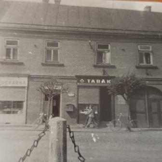 Cukrárnu Josef Dašek převzal už v roce 1932, v roce 1953 ji komunisté včetně vybavení znárodnili. 