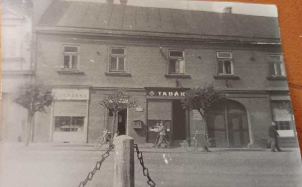 Cukrárnu Josef Dašek převzal už v roce 1932, v roce 1953 ji komunisté včetně vybavení znárodnili. 