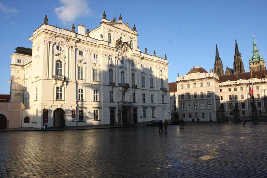 Ředitel arcibiskupství je ve vazbě. Policie ho viní ze znásilnění. Oběti měl i týrat