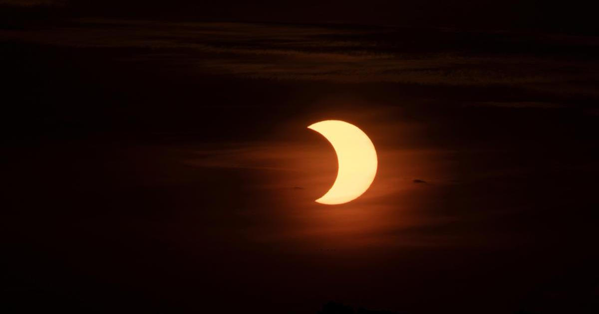 Plzeň, nebo Ostrava? Dnešní zatmění Slunce bude vypadat různě. Jak je na tom vaše město?