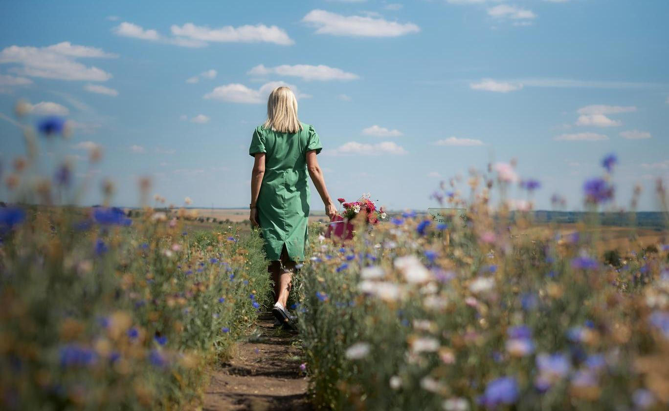 Jakmile sezona čerstvých květin skončí, práce na květinové farmě zdaleka nekončí. Veronika celou sezonu suší květiny a další rostliny, vyrábí věnce a dekorace a pěstuje také len.