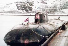 Ruská jaderná ponorka K-141 Kursk získala své jméno po stejnojmenném ruském městě, u kterého se v červenci 1943 odehrála největší tanková bitva v historii. (Na snímku z května 2000 v docích námořní základny Vidjajevo.)