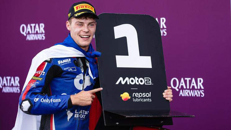 Filip Salač slaví vítězství ve VC Británie třídy Moto2