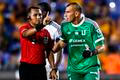 Rozhodčí Iván Barton a Nahuel Guzmán
