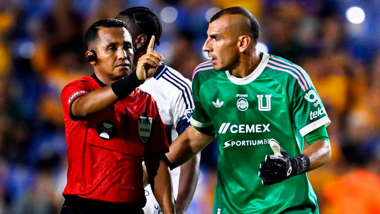 Rozhodčí Iván Barton a Nahuel Guzmán